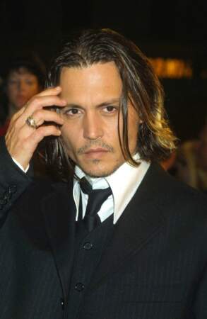 Johnny Depp en costume et cravate en 2001