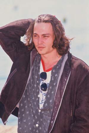 L'acteur Johnny Depp porte les cheveux longs au Festival de Cannes en 1992
