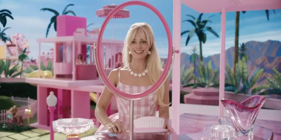 Dans la peau de la célèbre Barbie, Margot Robbie arbore une frange rideau peroxydée aux inspirations vintage.
