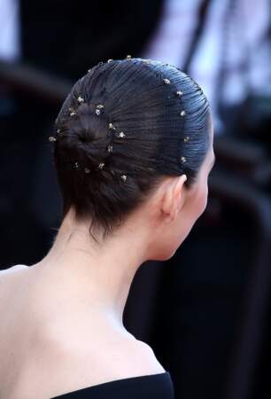 Le chignon de danseuse de Marion Cotillard avec accessoires au Festival de Cannes en 2015