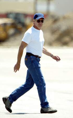 Harrison Ford en jean, casquette et t-shirt blanc en 2002