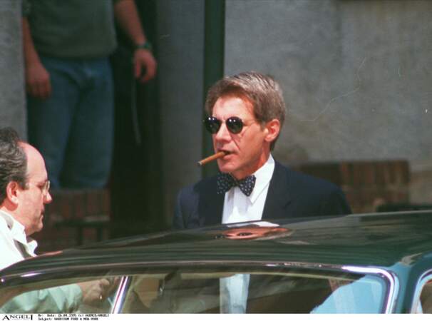 Harrison Ford et le combo cigare et nœud papillon sur le tournage du film "Plan serré" 