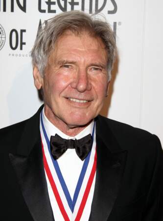 Harrison Ford en smoking et pull V coloré à Beverly Hills en 2015