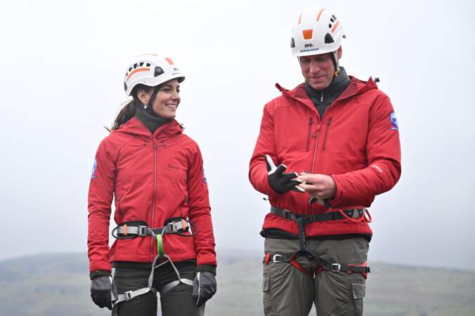 Le prince William et Kate Middleton aux couleurs de l'équipe de sauvetage en montagne de Central Beacons, au Pays de Galles.