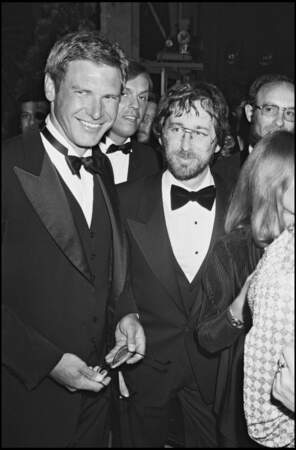 Harrison Ford en costume et nœud papillon et Steven Spielberg au Festival de Cannes en 1982