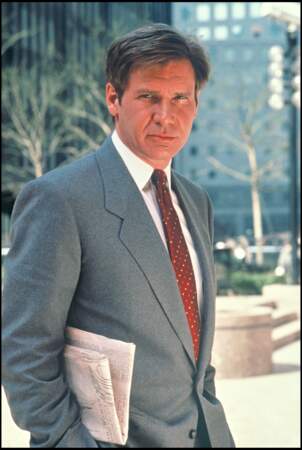 Harrison Ford en costume gris chiné et cravate sur le tournage du film "Working girl" en 1989