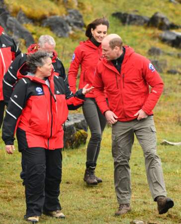 Le prince William et Kate Middleton ont échangé avec l'équipe de sauvetage en montagne de Central Beacons, au Pays de Galles.