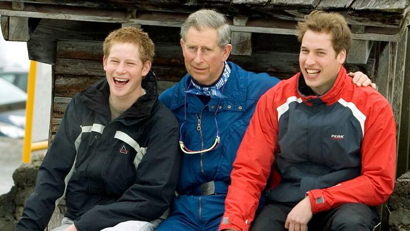 Harry, Charles et William, proches durant des vacances entre père et fils.