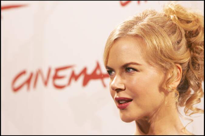 Nicole Kidman impertinente avec un chignon bouclé 