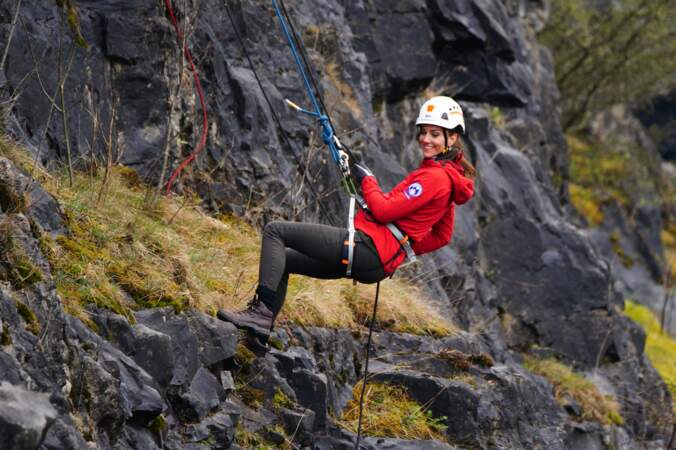 Sportive, Kate Middleton n'a pas hésité à faire de la descente en rappel, le long d'une paroi rocheuse à l'aide d'une corde.