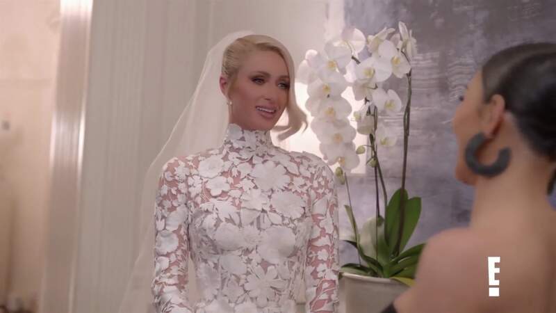 Paris Hilton troque son look 00's signature pour un chignon sage à la mèche relâchée 