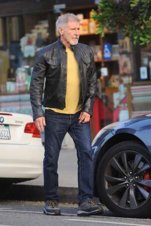 Harrison Ford est tendance avec un kiker en cuir, un jean et un pull jaune moutarde sur le tournage du film "Blade Runner" en 2016 