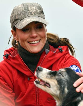 Kate Middleton en compagnie de l'un des chiens de recherche.