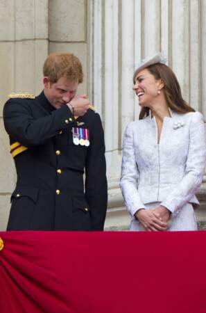 Harry et Kate Middleton, riants ensemble sur le balcon de Buckingham Palace.