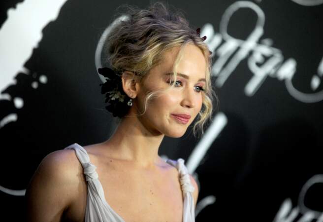 La féérie est au rendez-vous avec le chignon décoré de Jennifer Lawrence
