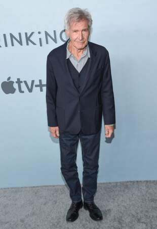 Harrison Ford et son costume 3 pièces lors de la première du film "Shrinking" à Los Angeles en 2023