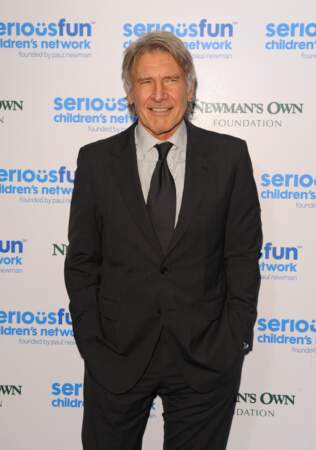 Harrison Ford en smoking et chemise à Londres en 2014