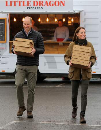 le prince William et Kate Middleton s'improvisent en livreurs de pizzas, le 27 avril 2023
