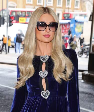 Toujours maitrisée, la coiffure de Paris Hilton se fait ondulée pour une virée londonienne. 