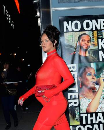 Rihanna, incandescente avec un chignon façon palmier 