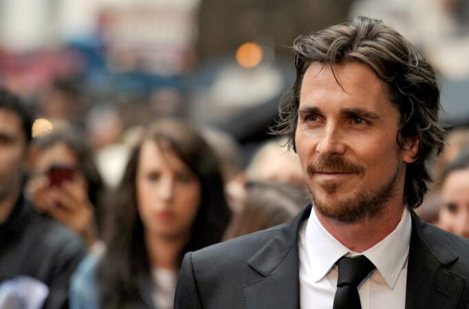 La coupe mi-longue décoiffée de Christian Bale