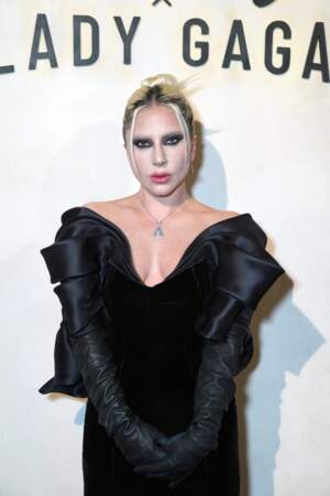 Lady Gaga dévoile un sleek bun blond platine ultra audacieux 
