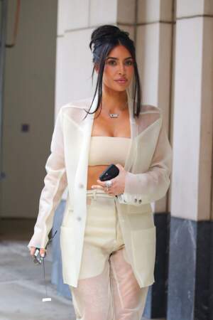 Kim Kardashian ne jure plus que par le chignon "Pammy Updo"