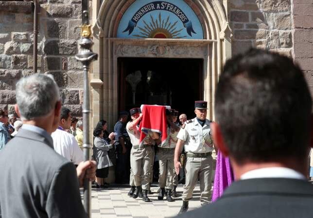 Des militaires ont porté le cercueil de François Léotard à la fin de la cérémonie religieuse célébrée en la cathédrale Notre-Dame et Saint-Léonce de Fréjus, le 3 mai 2023.
