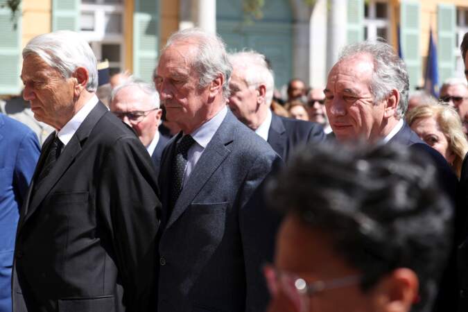 Alain Madelin, Gérard Longuet et François Bayrou peinent leur tristesse lors des obsèques de François Léotard en la Cathédrale Notre-Dame et Saint-Léonce de Fréjus, le 3 mai 2023.