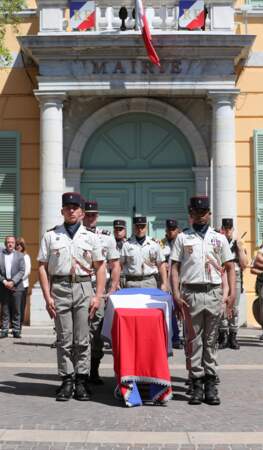 Le cercueil de François Léotard, décédé à l'âge de 81 ans, devant la mairie de Fréjus, le 3 mai 2023