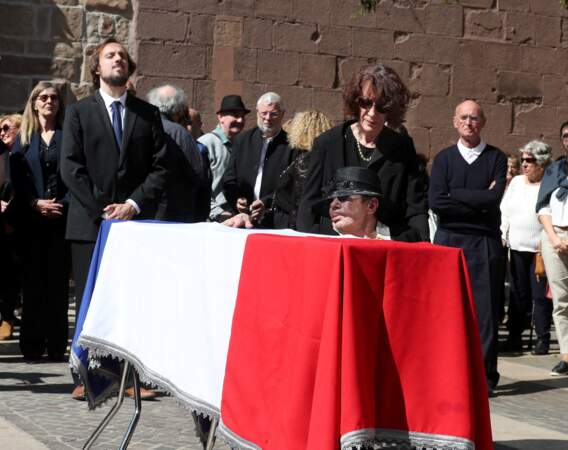 Ysabel Léotard n'a pu cacher sa profonde tristesse lors des obsèques de son époux François Léotard en la Cathédrale Notre-Dame et Saint-Léonce de Fréjus, le 3 mai 2023.