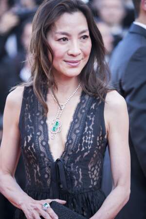 Michelle Yeoh, la récente lauréate de l'Oscar de la meilleure actrice, parée d'un sautoir Chaumet en diamants et émeraudes issu de la collection Haute Joaillerie Lumières d’Eau de la maison. 