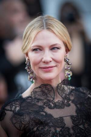 Cate Blanchett grandiose, parée de boucles d'oreilles Chopard issues de la collection de Haute Joaillerie Red Carpet, en titane serti de saphirs jaunes, de tsavorites et de grenats. 