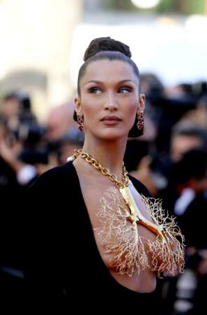 Le top model Bella Hadid parée de boucles d'oreilles Chopard, sublimant sa robe bijou Schiaparelli en laiton doré.