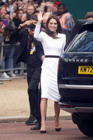 Kate Middleton, qui salue les sympathisants présents devant le palais de Buckingham Palace, le 5 mai 2023.