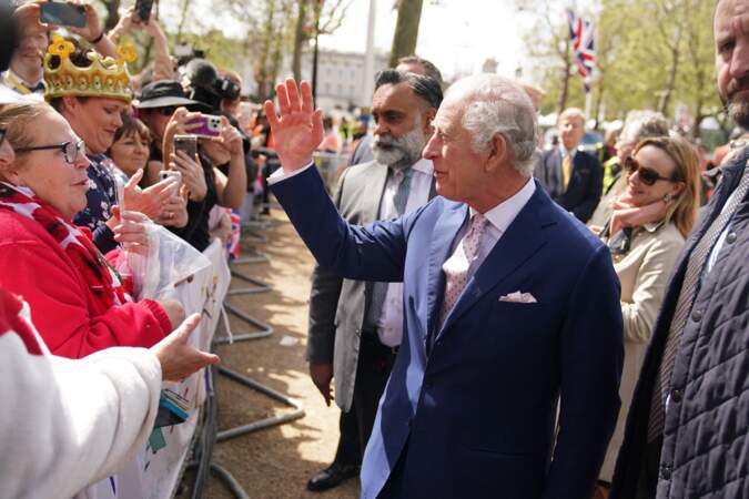 Charles III saluant les nombreux sympathisants présents devant Buckingham Palace, vendredi 5 mai 2023, à la veille de son couronnement.