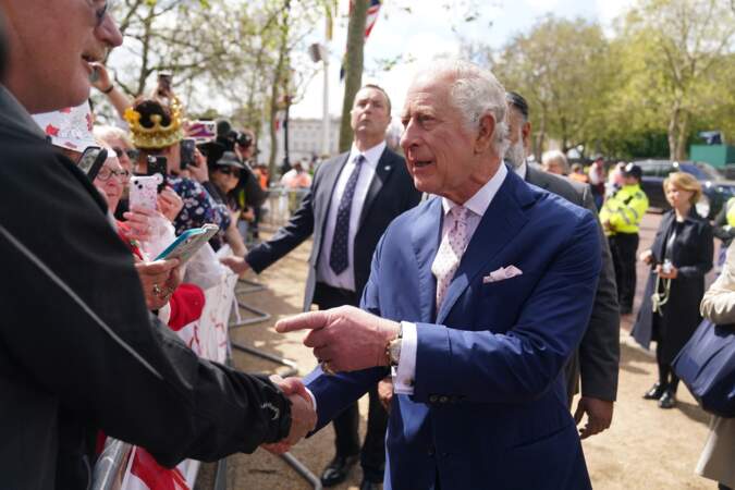 Le roi Charles III d'Angleterre lors d'un échange avec des sympathisants devant le palais de Buckingham, à la veille de son couronnement, le 5 mai 2023.