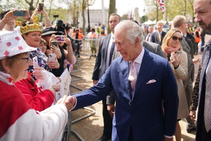 Charles III amusé lors d'un échange avec des sympathisants devant le palais de Buckingham, à la veille de son couronnement, le 5 mai 2023.