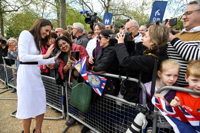 Kate Middleton, souriante, qui accepte de prendre un selfie avec une sympathisante, devant Buckingham Palace, vendredi 5 mai.