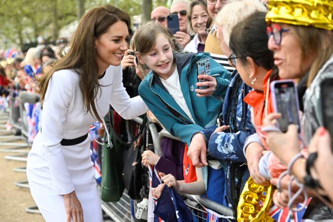 Kate Middleton qui prend un selfie avec une jeune sympathisante, devant Buckingham Palace, à la veille du couronnement de Charles III. Vendredi 5 mai 2023.
