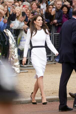 Kate Middleton, qui part à la rencontre des sympathisants présents devant le palais de Buckingham Palace, le 5 mai 2023.