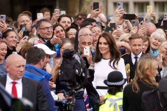 Kate Middleton parmi les sympathisants présents devant le palais de Buckingham Palace, le 5 mai 2023.