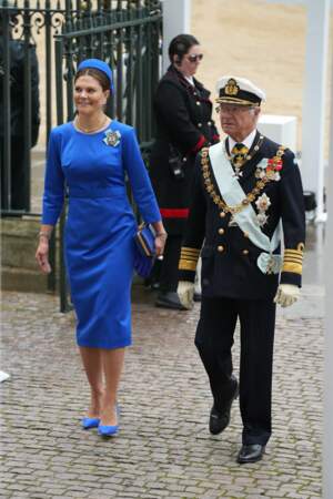 Le roi Carl XVI Gustav de Suède et La princesse Victoria de Suède arrivent à  la cérémonie de couronnement du roi d'Angleterre à l'abbaye de Westminster de Londres
