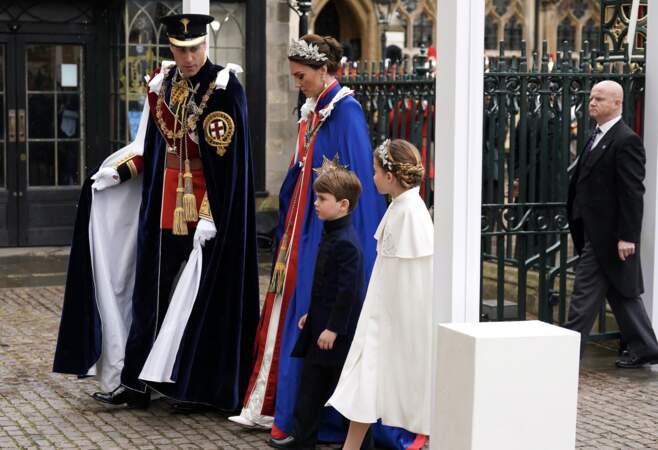 Le prince Louis, entouré de la princesse Charlotte, Kate Middleton et du prince William, à leur arrivée au couronnement de Charles III, en l'abbaye de Westminster, à Londres, le samedi 6 mai 2023.  