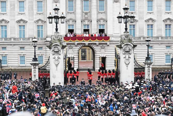 Depuis le balcon de Buckingham Palace, la famille royale a salué la foule en liesse après le couronnement, le 6 mai 2023