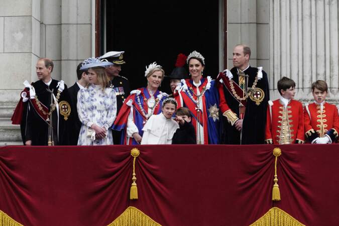 Au balcon de Buckingham Palace, le prince Louis et la princesse Charlotte se sont une nouvelle fois affichés complices, après le couronnement de Charles III, à Londres, le samedi 6 mai 2023.