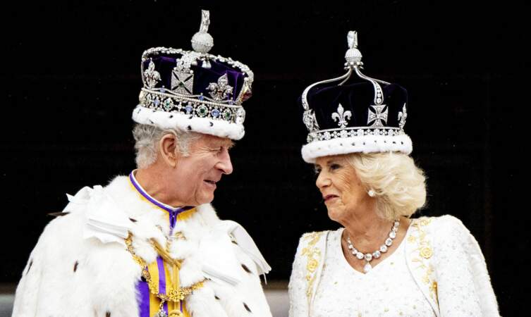 Le roi Charles III et la reine consort Camilla Parker Bowles affichent leur tendre complicité sur le balcon de Buckingham Palace, le 6 mai 2023