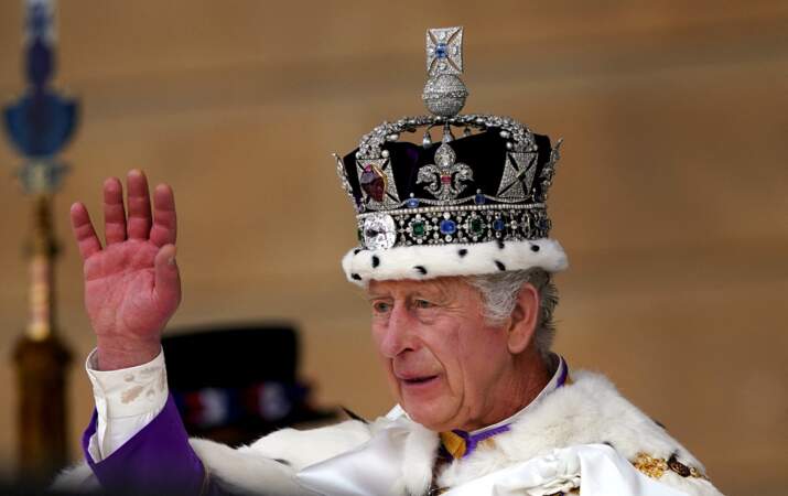 Coiffé de la couronne de de St-Edward, le roi Charles III apparaît sur pour saluer des dizaines de milliers de personnes rassemblées devant Buckingham Palace, le 6 mai 2023