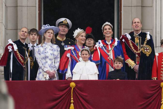 Une fois arrivé au balcon de Buckingham Palace, le prince Louis s'est une nouvelle fois fait remarquer, après le couronnement de Charles III, à Londres, le samedi 6 mai 2023.
