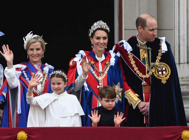 Kate Middleton, la princesse Charlotte et Sophie duchesse d'Édimbourg saluent la foule depuis le balcon de Buckingham Palace, le 6 mai 2023